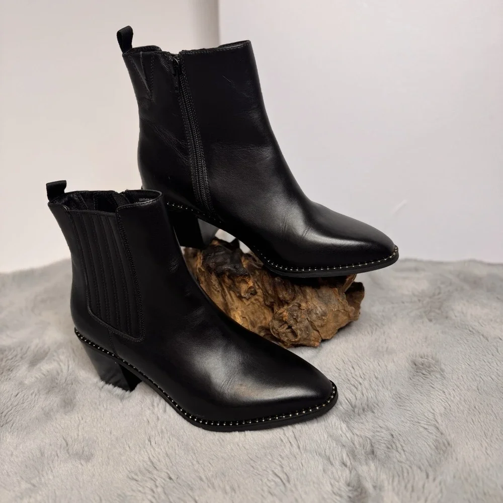 Deltan, women's Sz 9 black‎ leather zip-up studded heeled ankle boots